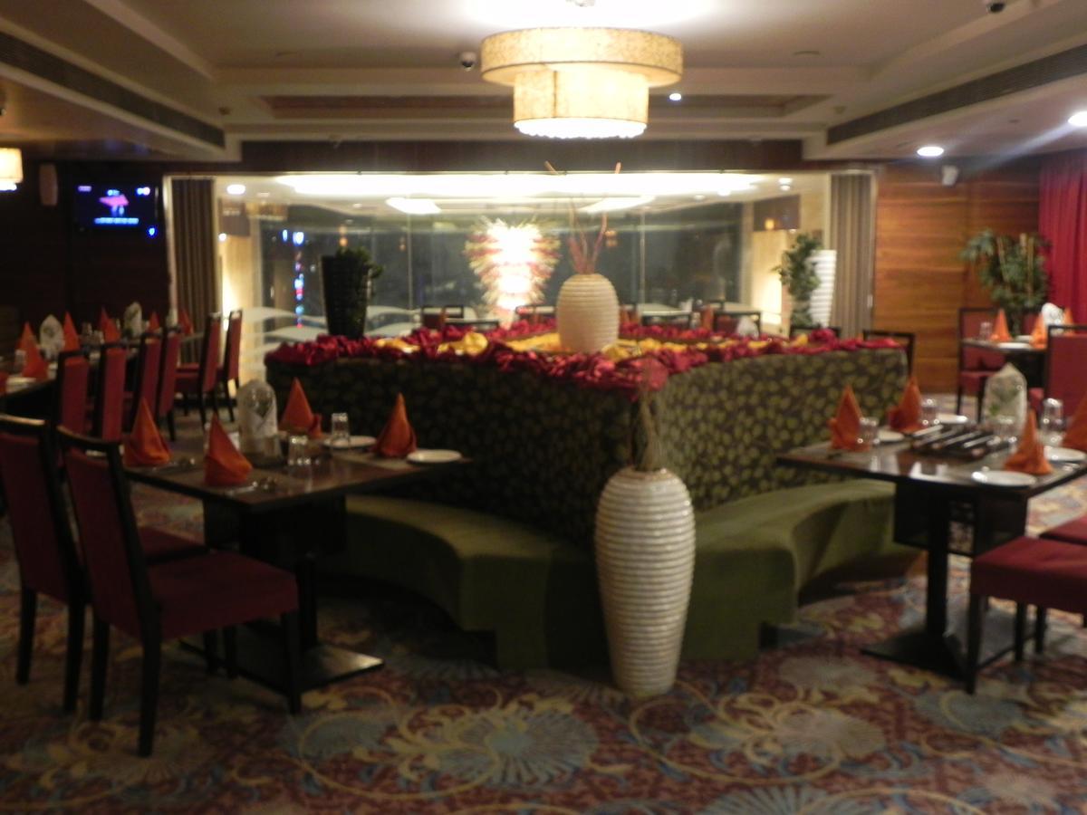 Отель Ramada Ахмедабад Экстерьер фото